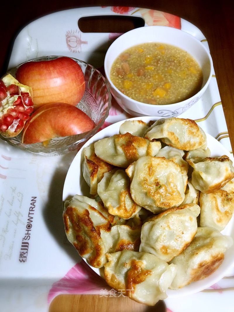 来吧,一起吃早餐(小米地瓜花生粥+煎饺+苹果石