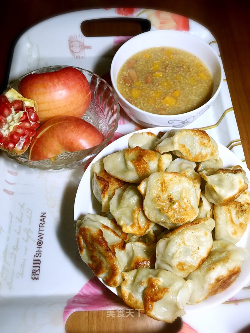 来吧,一起吃早餐(小米地瓜花生粥+煎饺+苹果石