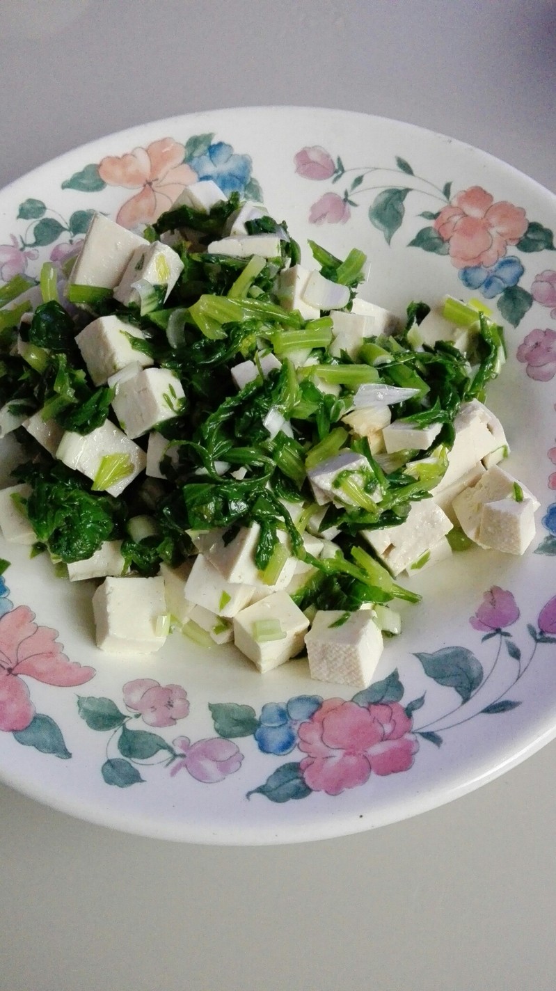 營養早餐小菜:芹菜拌豆腐,綠白相間,誘人食慾!降血壓,降血脂的佳品.