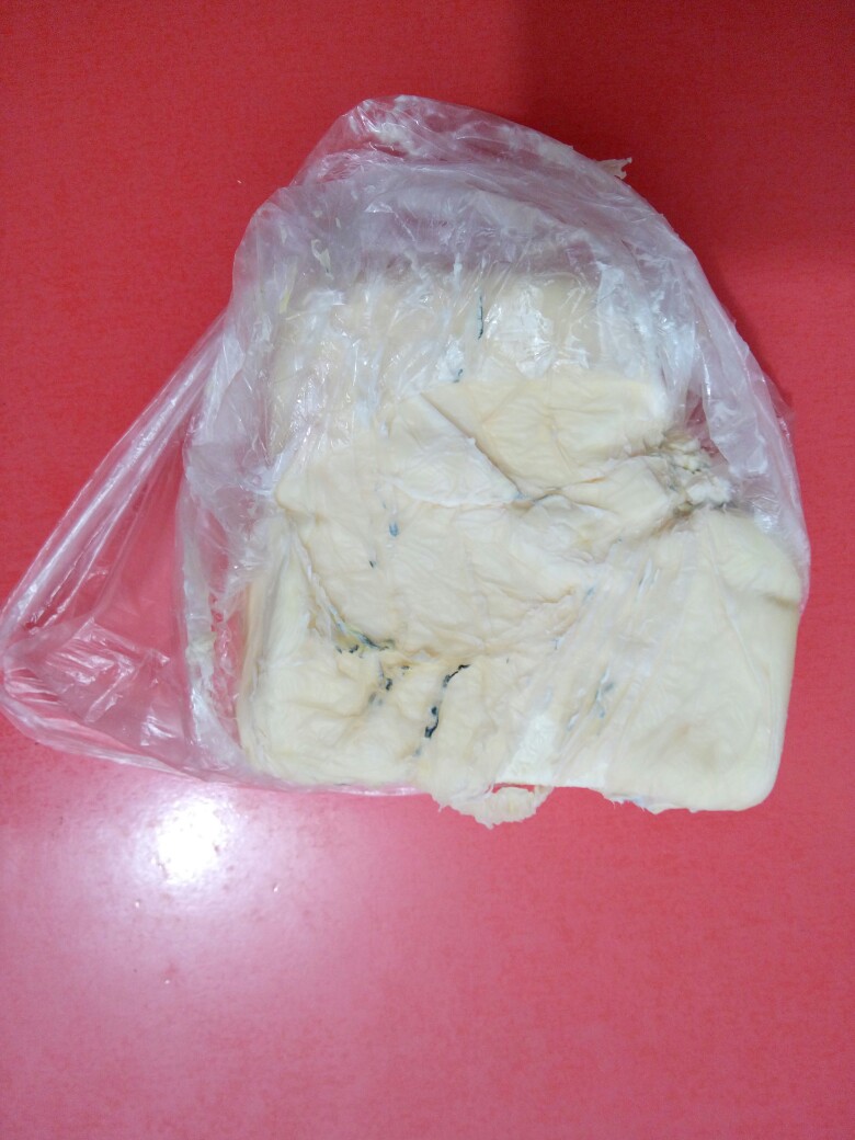 在冰箱角落发现了这块发霉的奶油奶酪又要去垃圾桶了