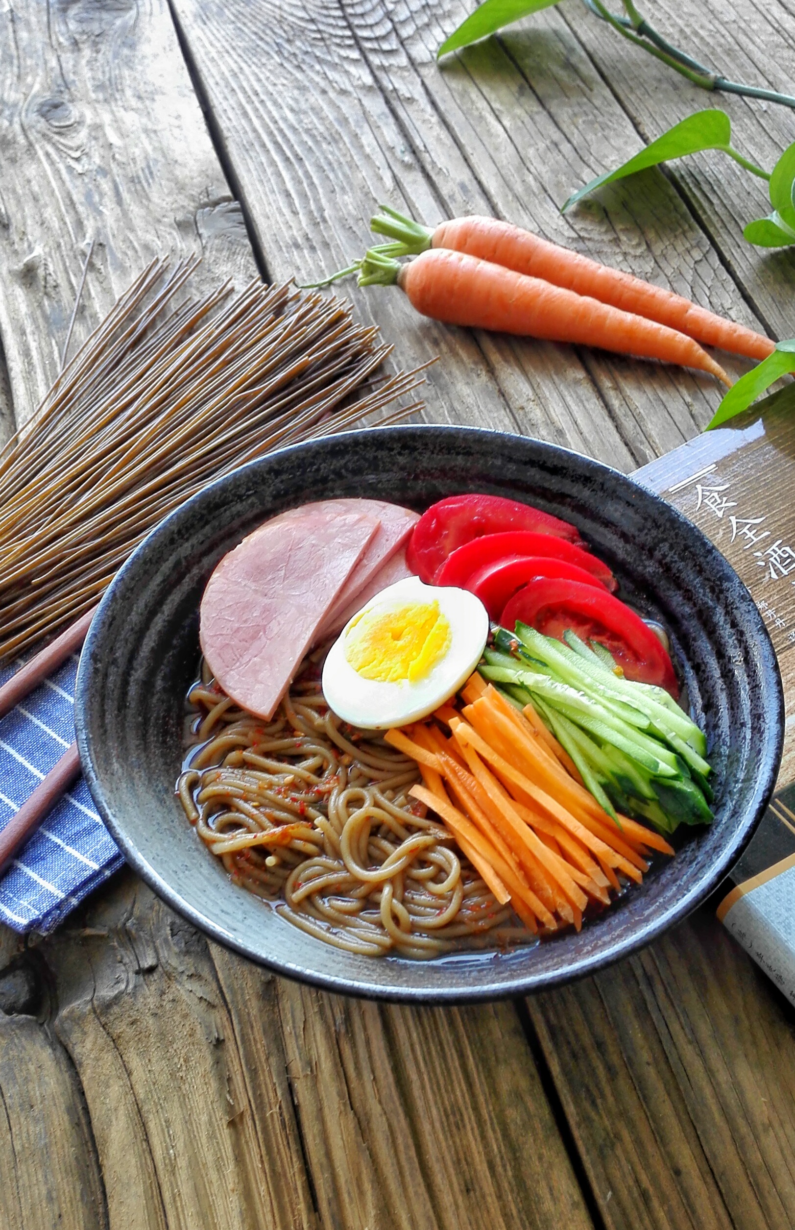 炎热的夏季,没什么胃口,来一碗自制的韩式荞麦冷面 ,轻轻