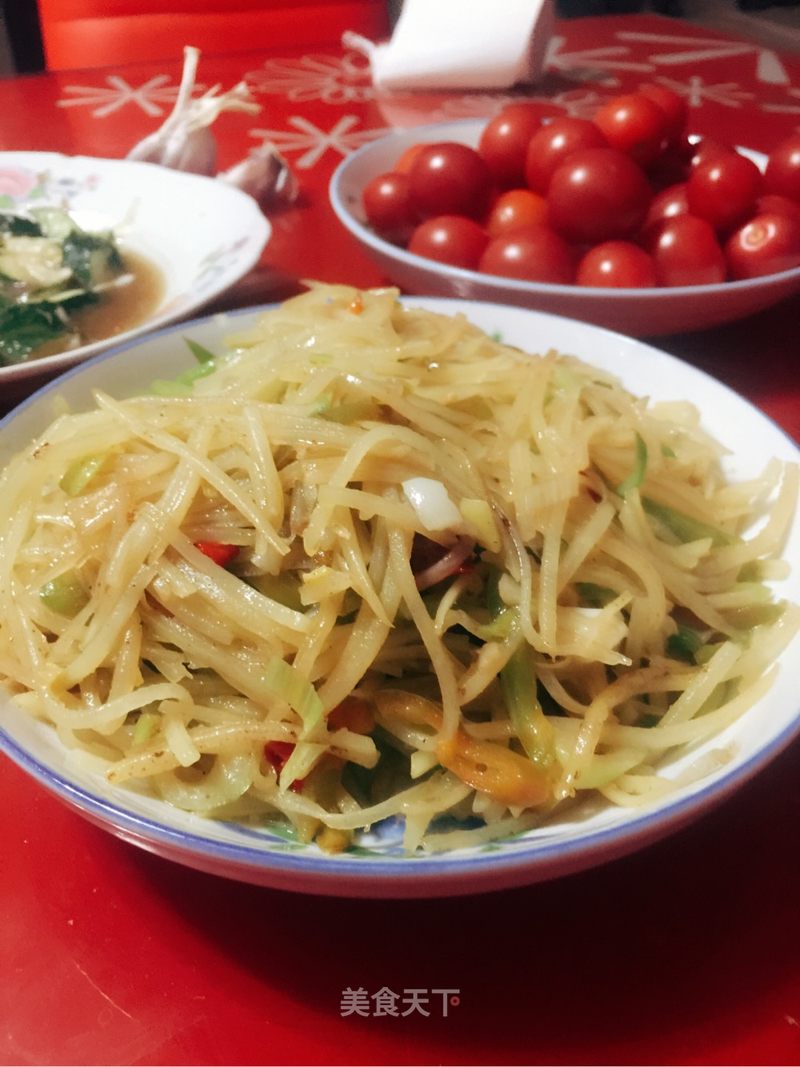 弄的開胃小菜,還有晚飯哦,酸辣土豆絲,涼拌苦苦菜,家常茄子,還有早餐