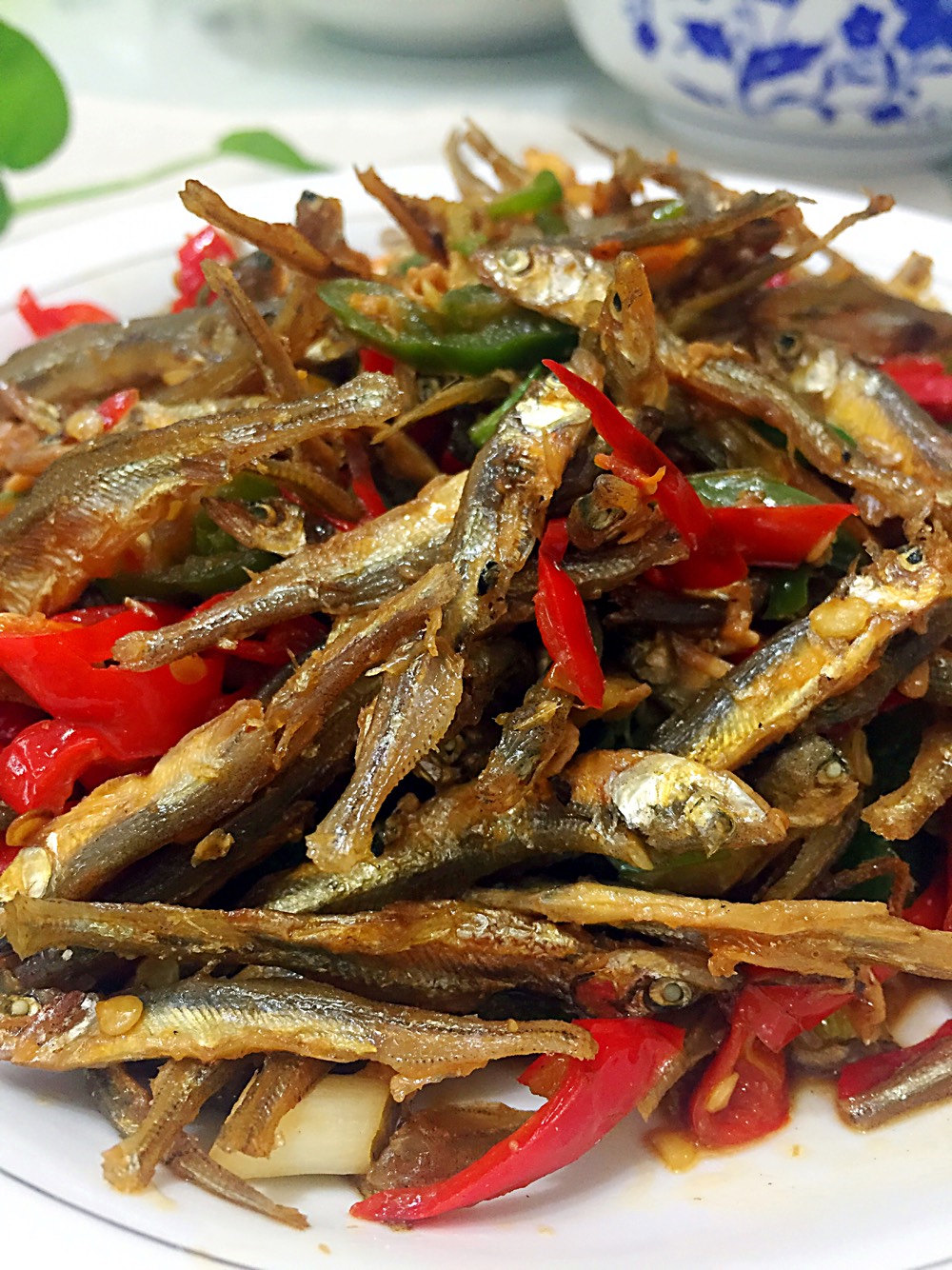 青红椒炒小干鱼中午的菜现在补发