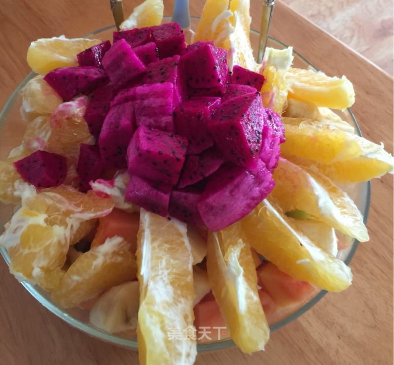 水果大拼盘:最底层雪莲果、白心火龙果、菠萝