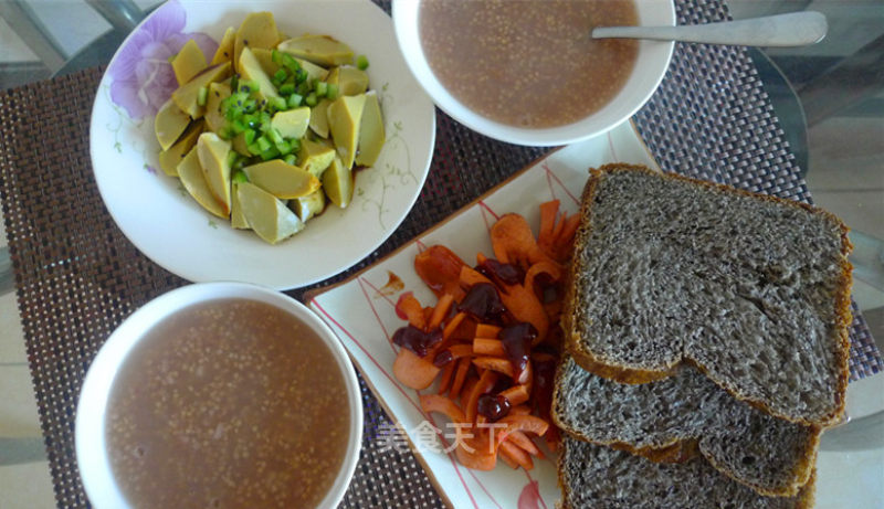 早餐:红豆小米粥,煎肠,黑芝麻面包,拌实蛋^v^早
