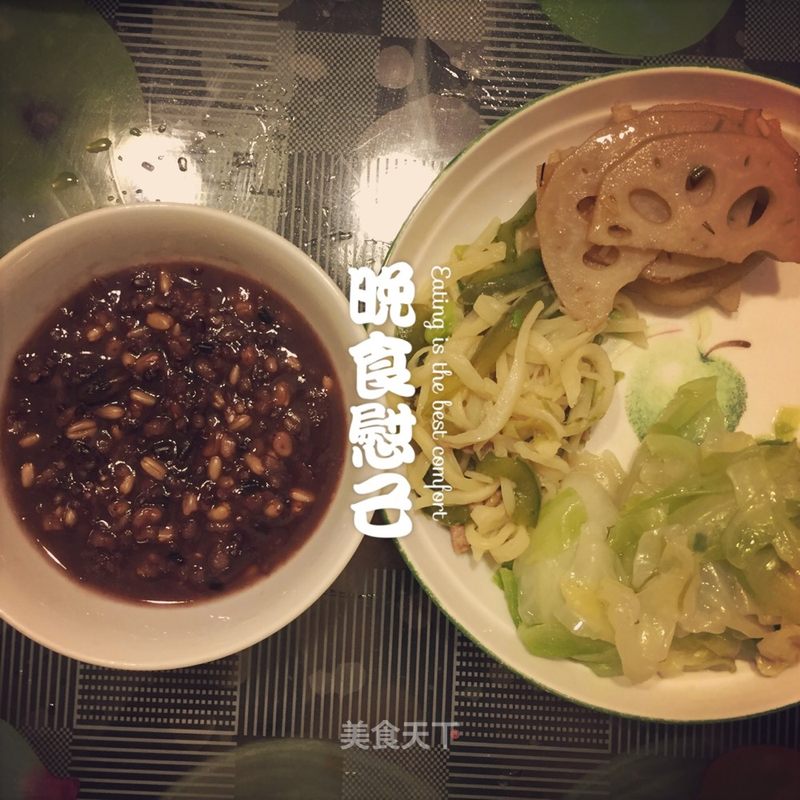 减脂早餐:杂粮粥、火龙果、白煮蛋、豆浆