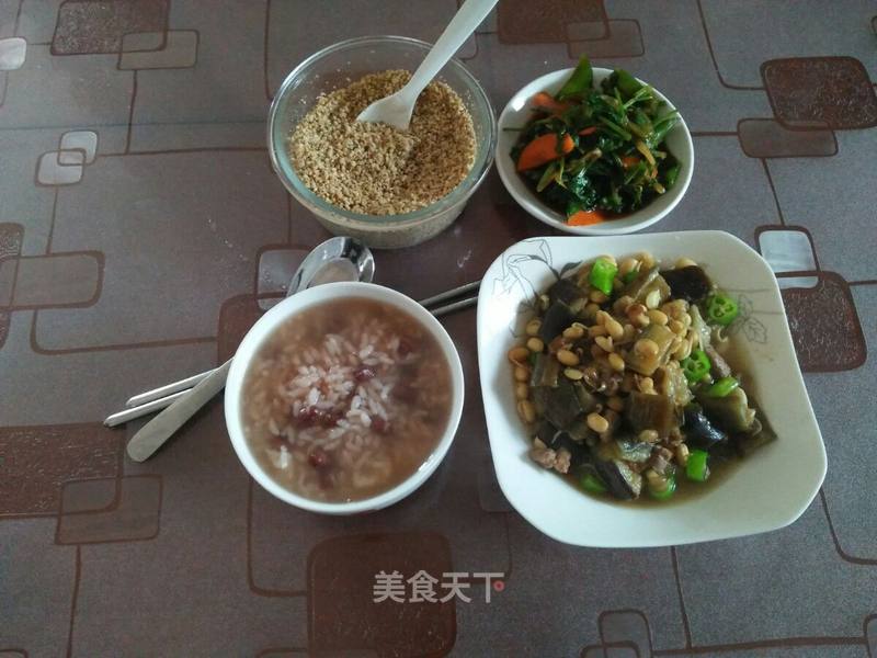 #早餐#大米红豆粥,芝麻核桃盐,肉丁焖茄丁黄豆