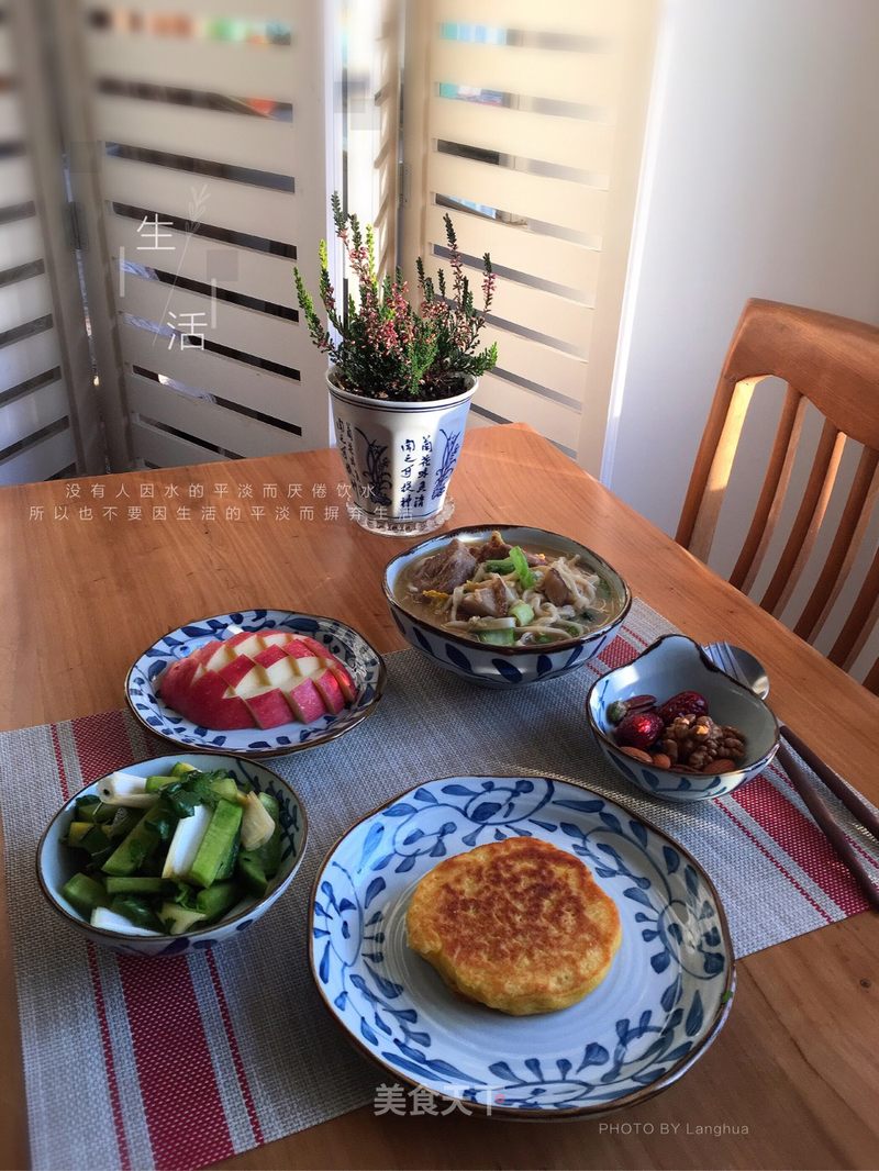 早飯～醃蘿蔔,玉米餅子,排骨香菇熗鍋面,堅果,蘋果.早上好