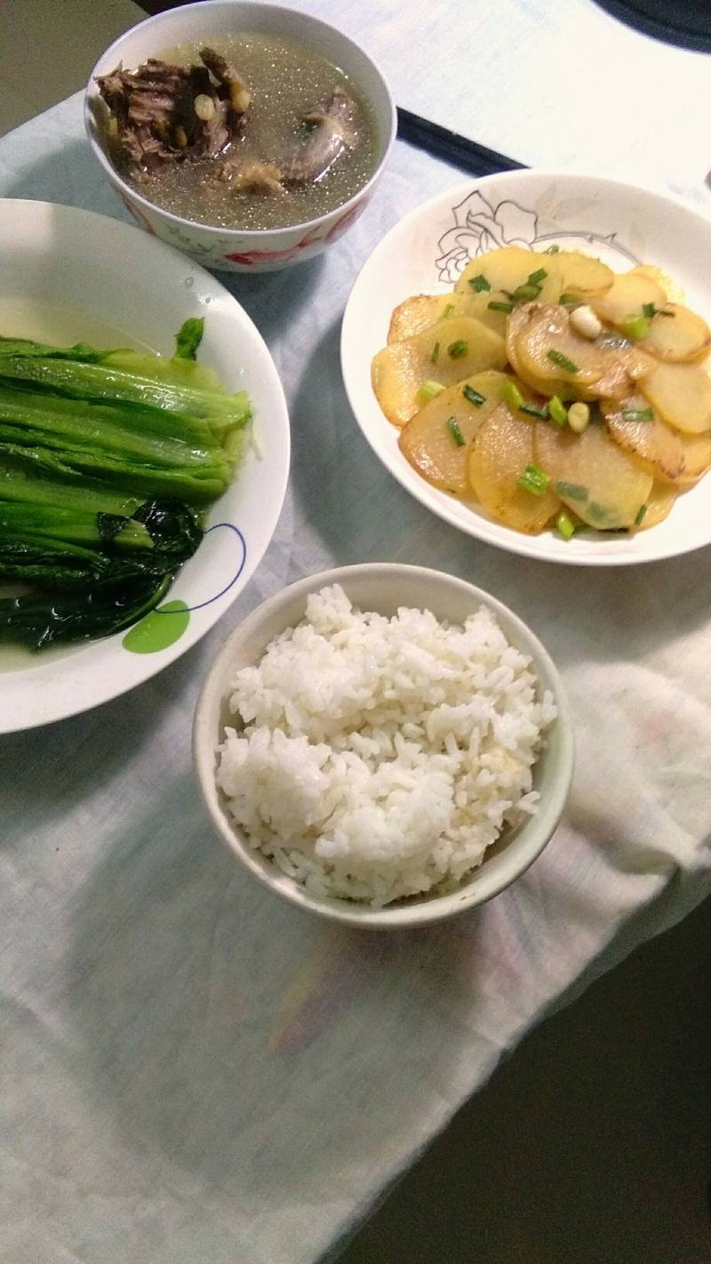 晚餐一个人的国庆晚餐白鸽汤葱香土豆片香麦菜