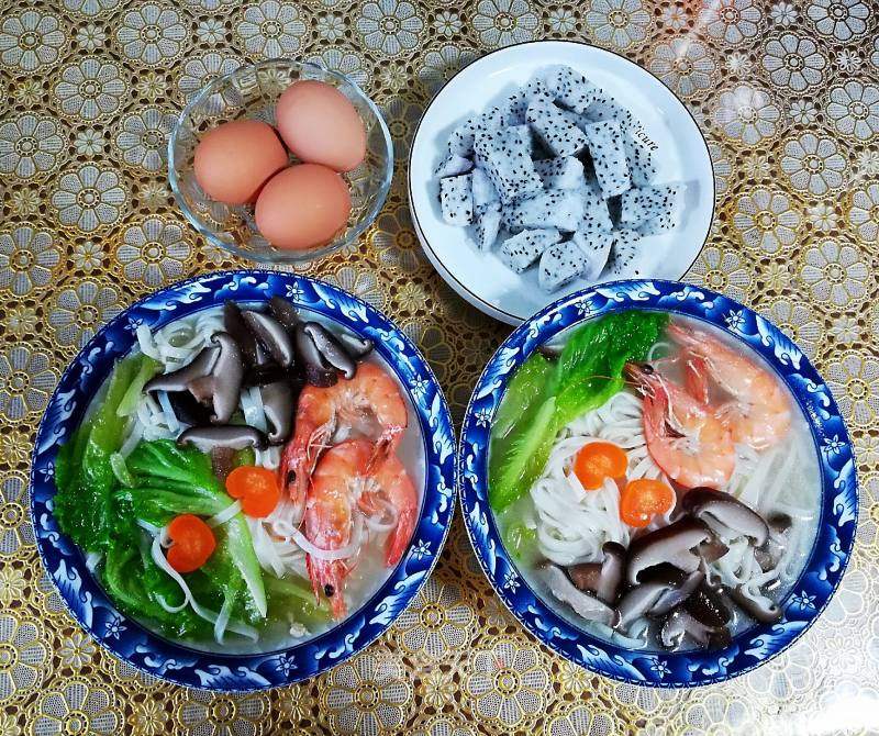 #早餐#2018.11.13~香菇鸡汤面,火龙果,水煮蛋