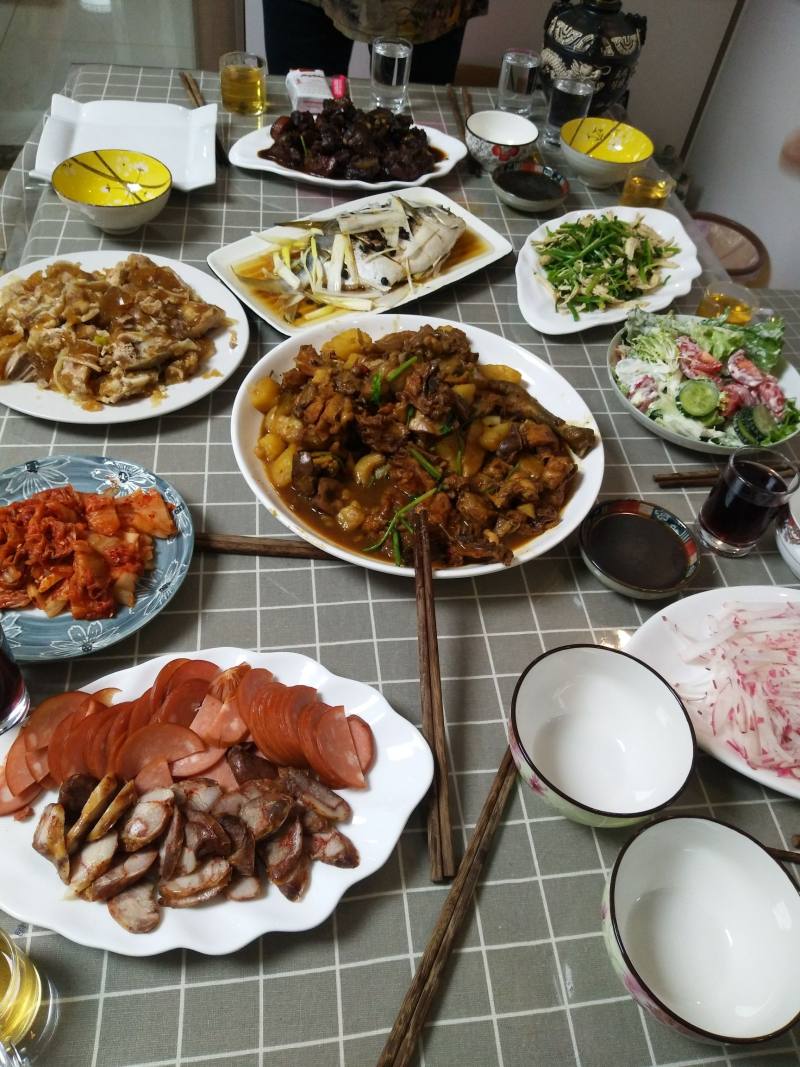 家庭聚会餐桌大餐图片图片