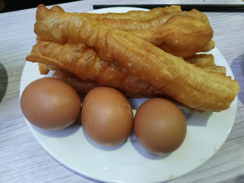 早餐油条和煮鸡蛋