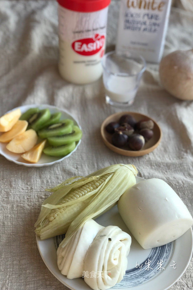 酸奶椰汁+馒头花卷+苹果猕猴桃+栗子+水果玉