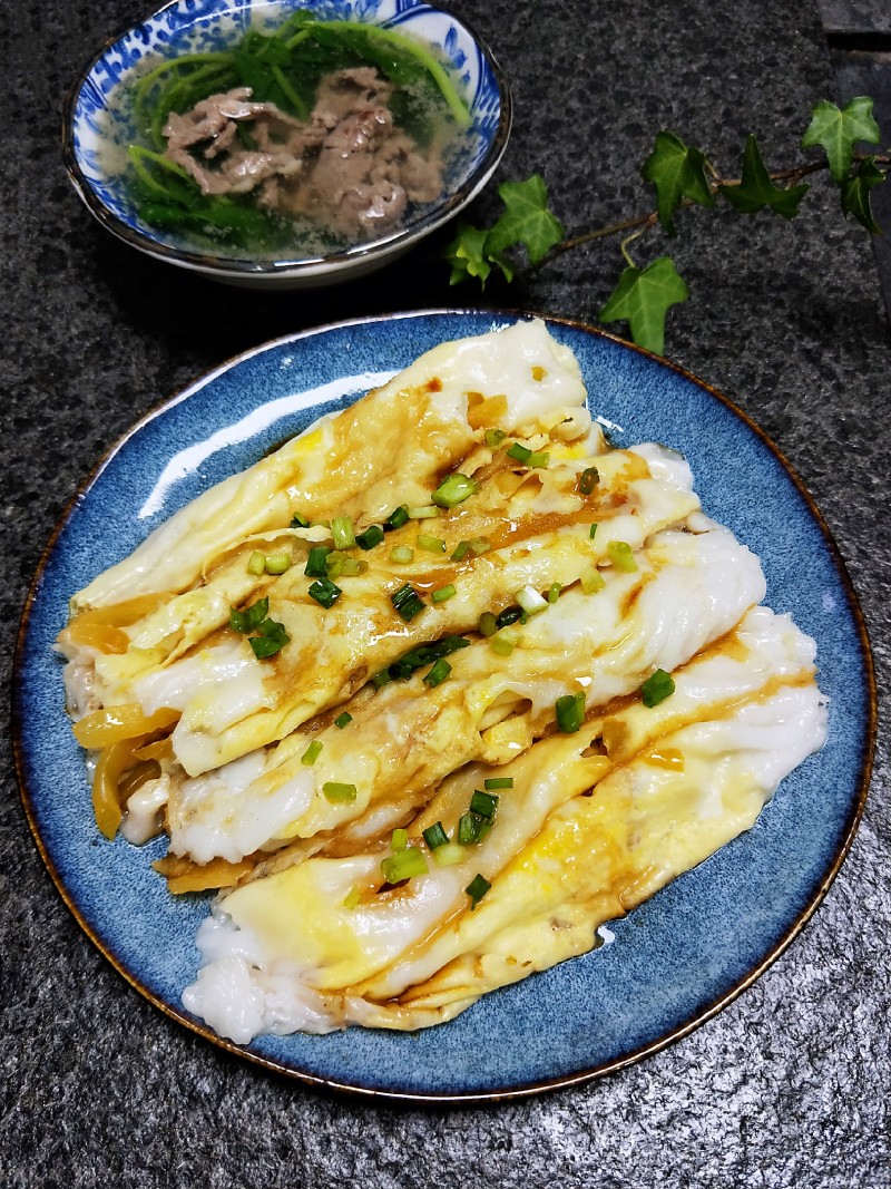 早餐榨菜鸡蛋肠粉牛肉青菜汤