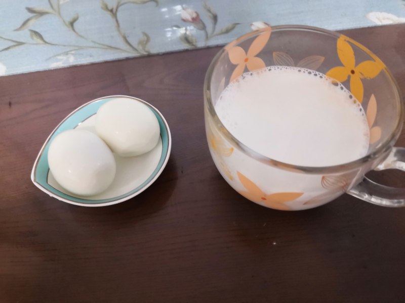 水煮蛋牛奶图片