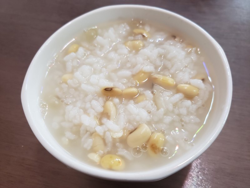 黄豆米粥,空心菜炒豆腐,煮玉米,水果