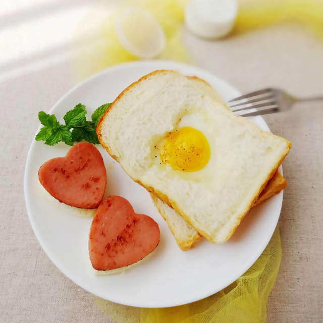 用食物来表达爱意——爱心吐司煎蛋