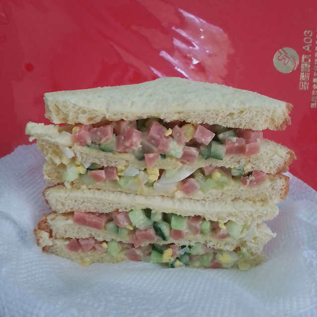火腿玉米沙拉三明治