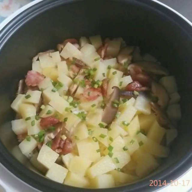 土豆腊肠焖饭