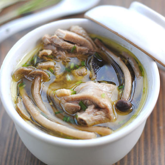 【飞禽走兽】茶树菇土鸡汤——食材是靓汤的关键