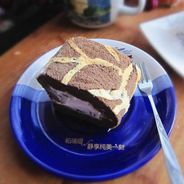 长颈鹿花纹蛋糕卷
