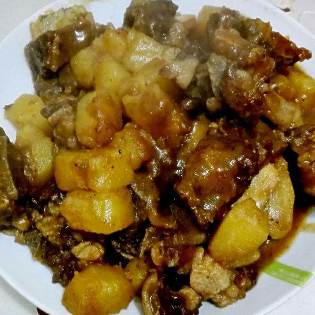 黑椒牛排骨炖土豆