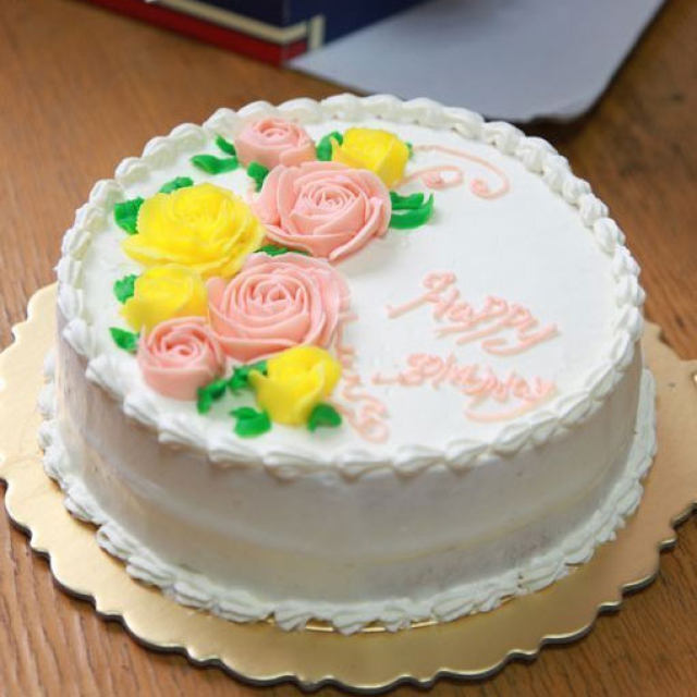 奶油霜裱花生日蛋糕