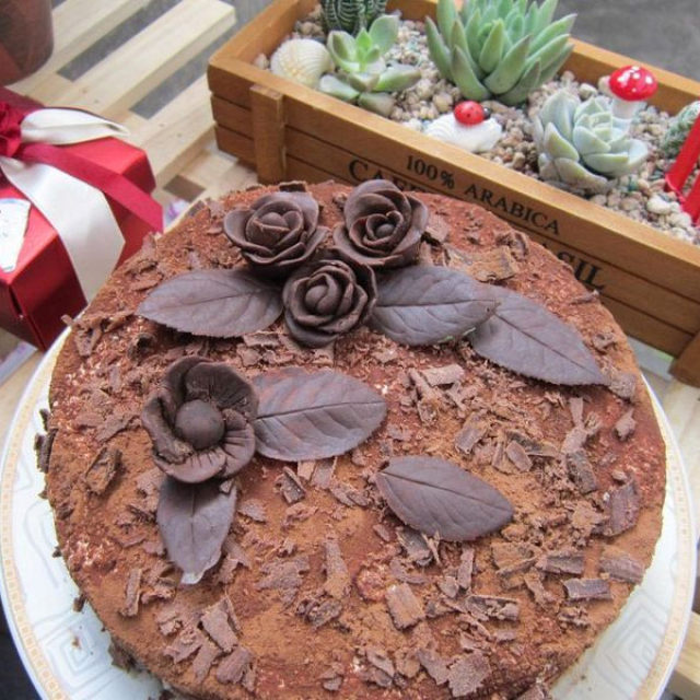 巧克力装饰蛋糕