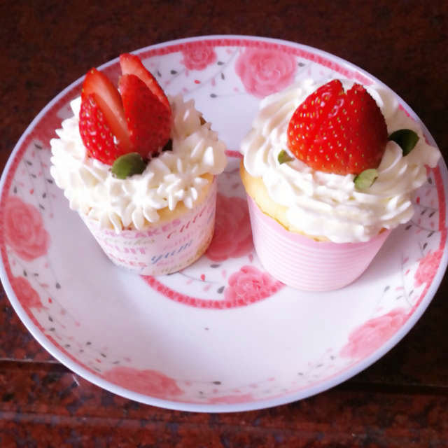鲜奶油草莓杯子蛋糕