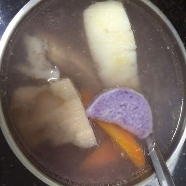 紫淮山骨头汤