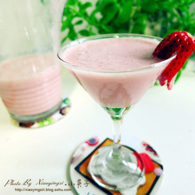 春节过后减肥瘦腰养胃来一杯香甜的草莓奶汁