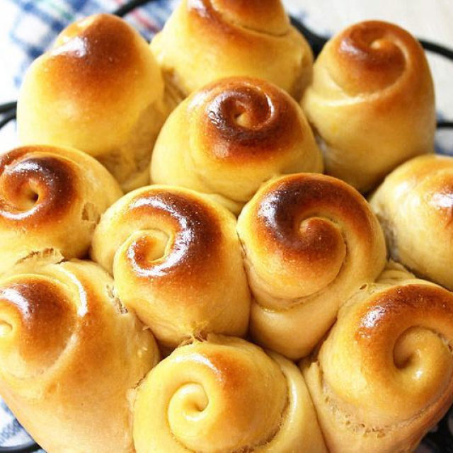 【奶香黄金面包卷】：不一样的方法做面包