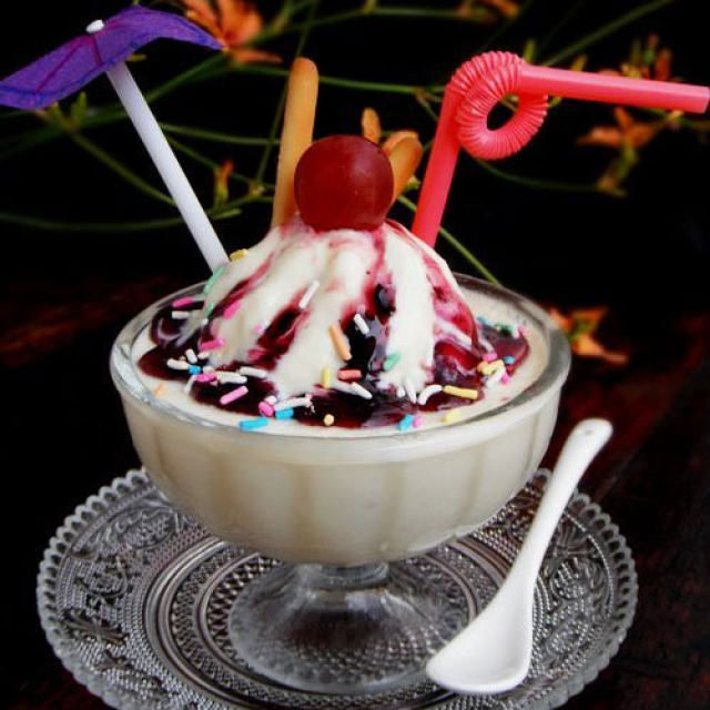 享受一份自制的冰甜---【香草蓝莓冰淇淋】
