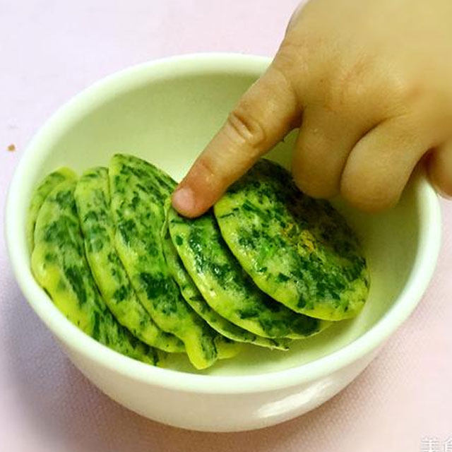 宝宝辅食之菠菜虾皮鸡蛋饼