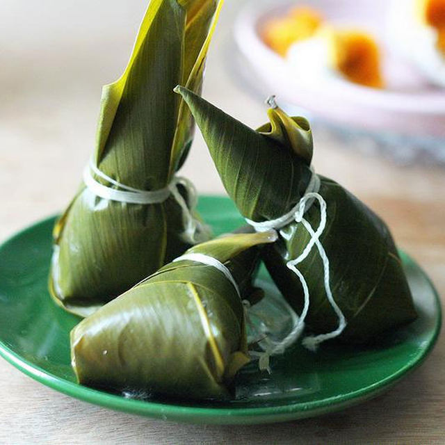 Conical alkaline water white rice dumplings