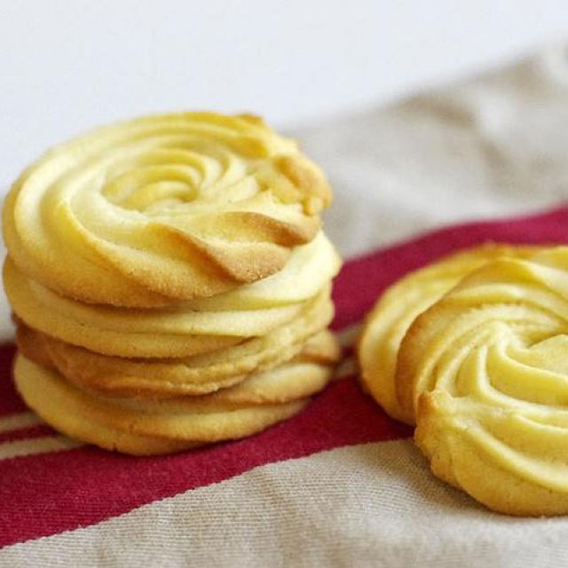 曲奇饼干，来源于英语COOKIE，外形小巧可爱，口味香酥可口，深受女生的喜爱