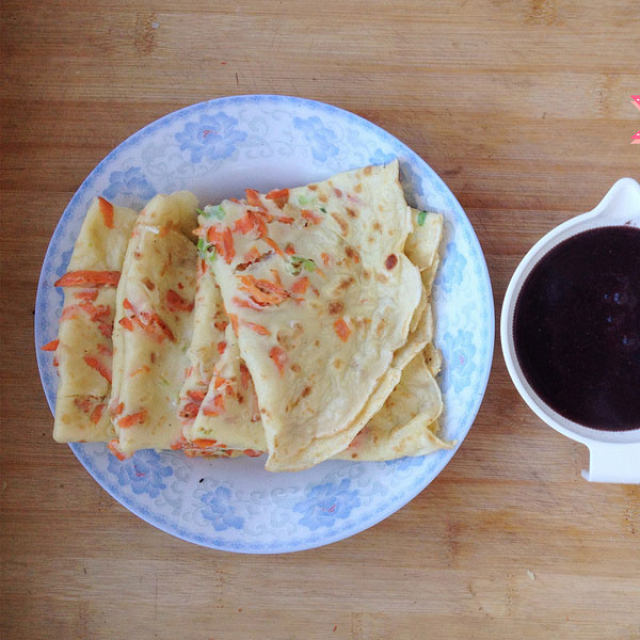 白小厨—怡宝的营养早餐：胡萝卜鸡蛋饼+黑米糊