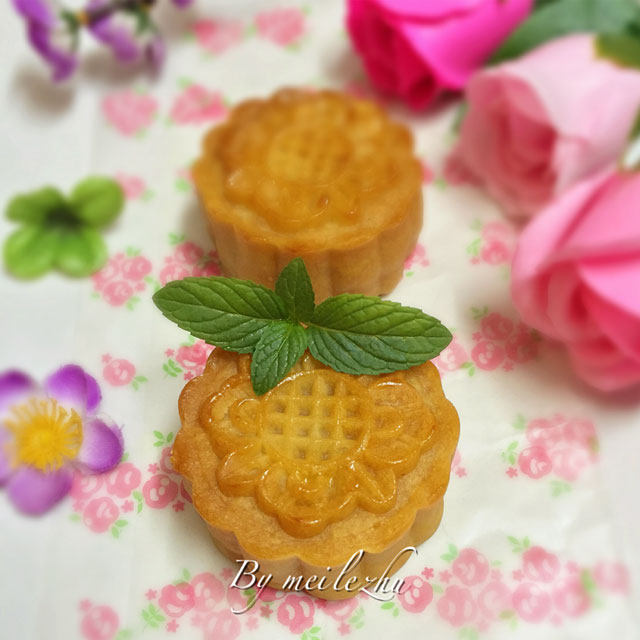 Cantonese Lotus Seed Egg Yolk Mooncake