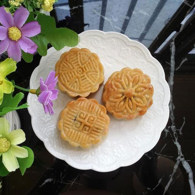 Cantonese mooncakes with various fillings