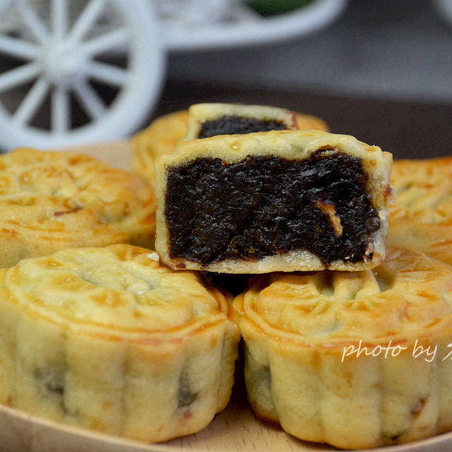 Rose Date Mud Mooncake