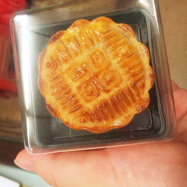 Making Cantonese mooncakes in just 6 steps