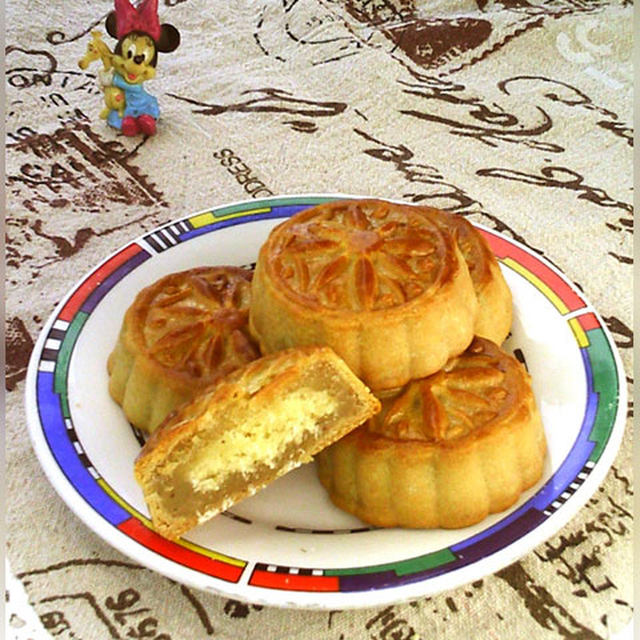 Cantonese Coconut Heart Lotus Rong Mooncake