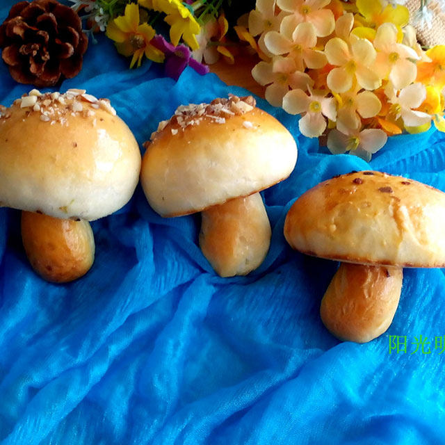 小蘑菇蔬菜面包