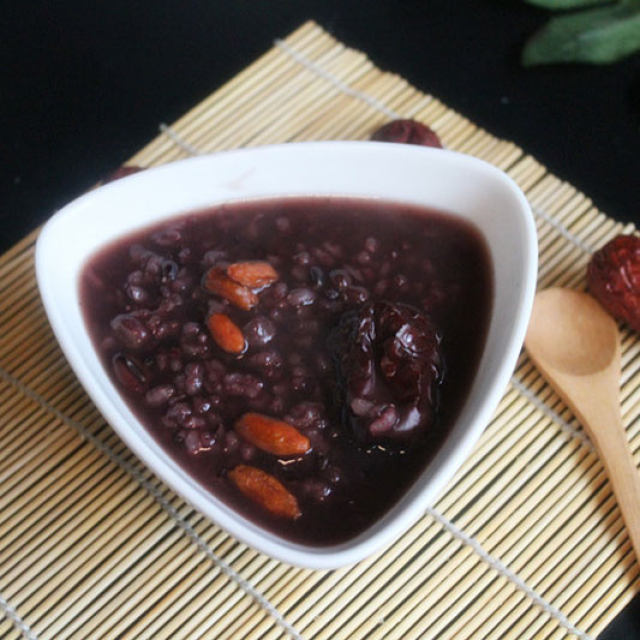 红豆红枣枸杞黑米粥