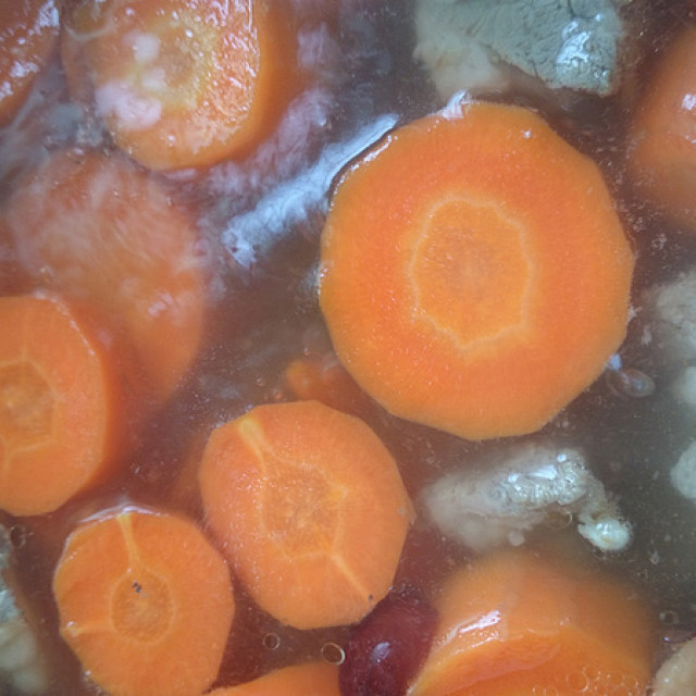 胡萝卜石斛排骨清淡养生汤
