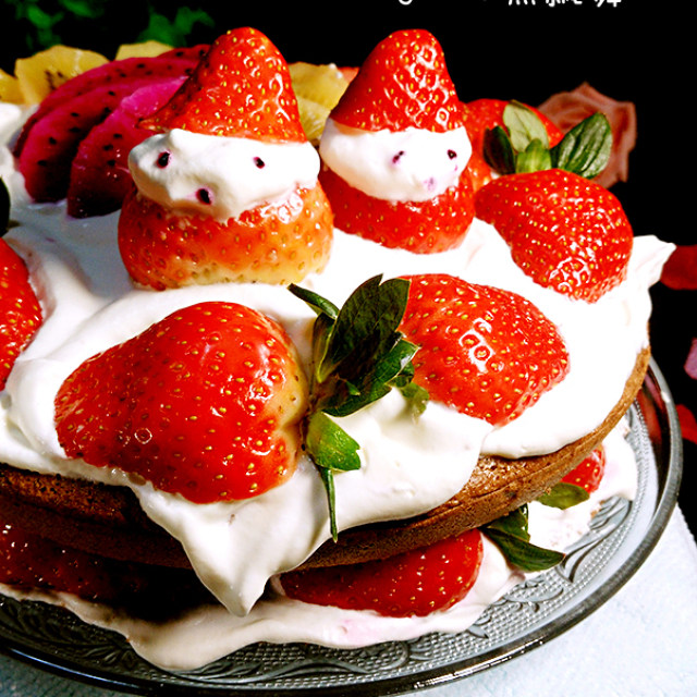 送给自己的生日礼物～【草莓圣诞老人裸蛋糕】