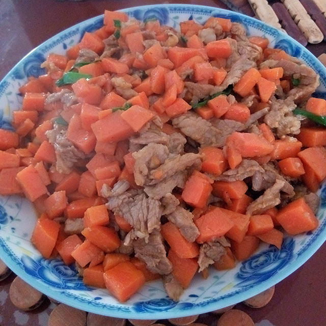 活萝卜丁炒肉