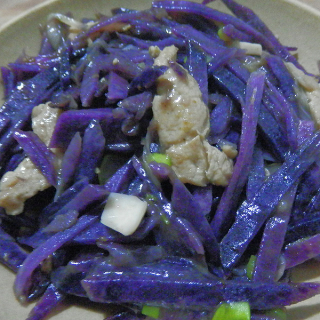 紫土豆炒肉片