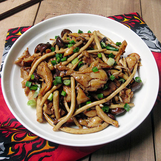 茶树菇炒鸡肉