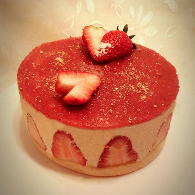 草莓卡仕达慕斯蛋糕